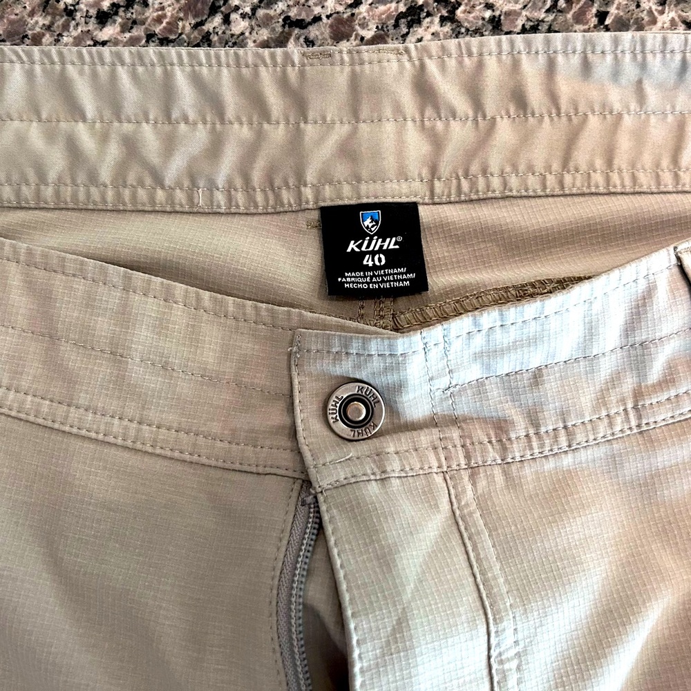 Kühl flat-front shorts. Khaki, size 40.
